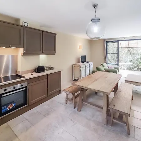 2 Bedroom Gorgeous In Saint-laurent-de-la-ca 圣洛朗-德拉