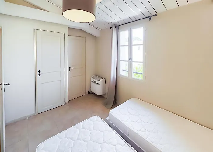 2 Bedroom Gorgeous In Saint-laurent-de-la-ca Semesterbostad *